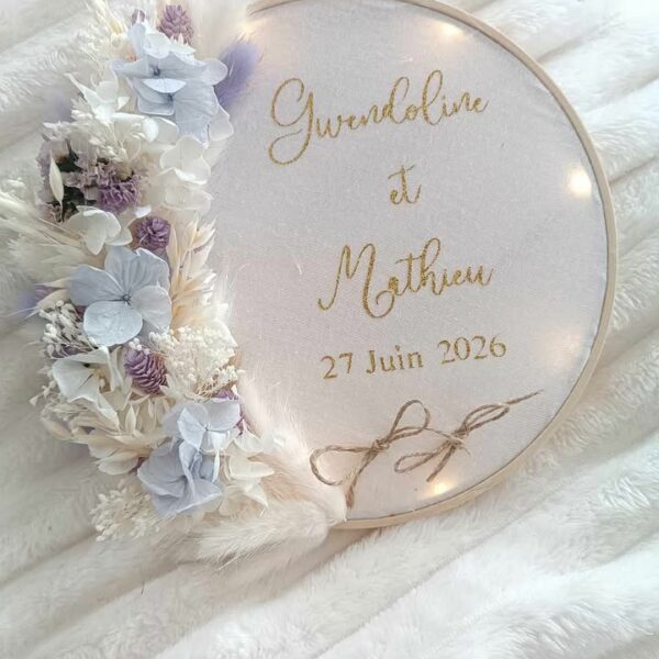 porte alliance en fleurs séchées pour mariage violet et parme