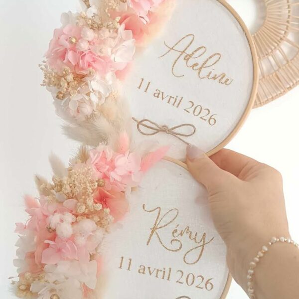 porte alliance ou support alliance de mariée en fleurs séchées champêtre et bohême avec roses éternelles