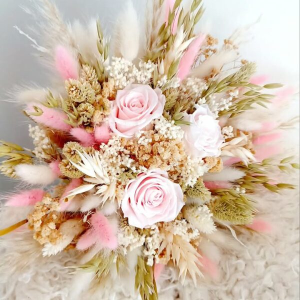 bouquet de fleurs de mariée en fleurs séchées champêtre et bohême avec roses éternelles
