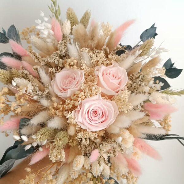 bouquet de fleurs de mariée en fleurs séchées champêtre et bohême avec roses éternelles