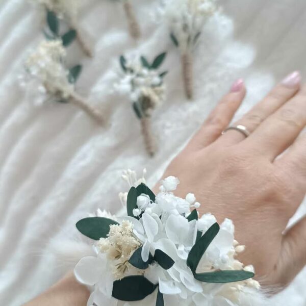 bracelet poignée en fleurs séchées pour mariage blanc et eucalyptus