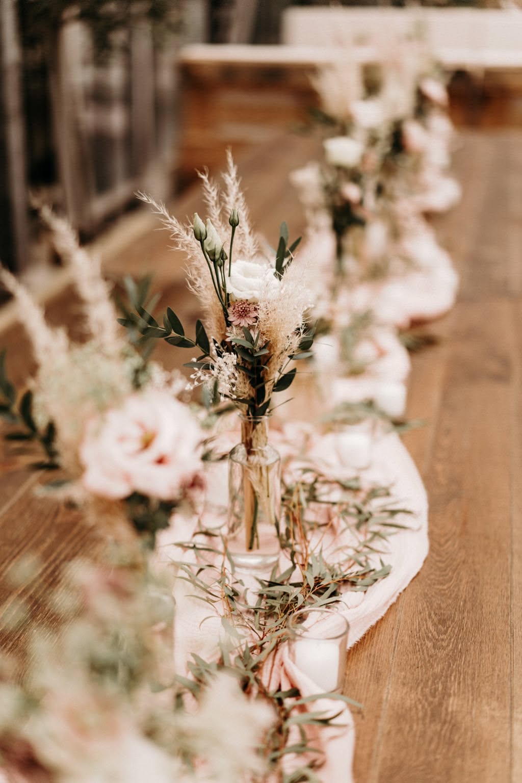 fleurs baptême pour décorer un anniversaire et une composition en fleurs séchées et stabilisées pour un baptême