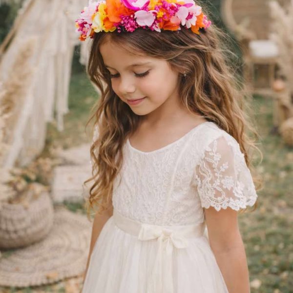 petite fille qui assiste à son bapteme avec sa couronne en fleur séchées
